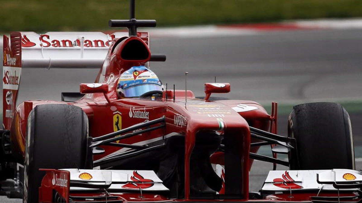Fernando Alonso durante la ultima jornada de entrenamientos en el Circuito de Montmeló.