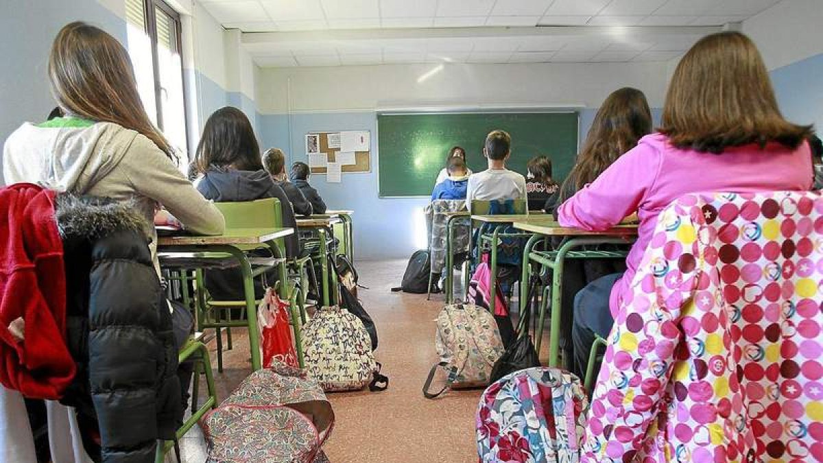 Estudiantes atienden las indicaciones de la profesora en un instituto de la provincia.