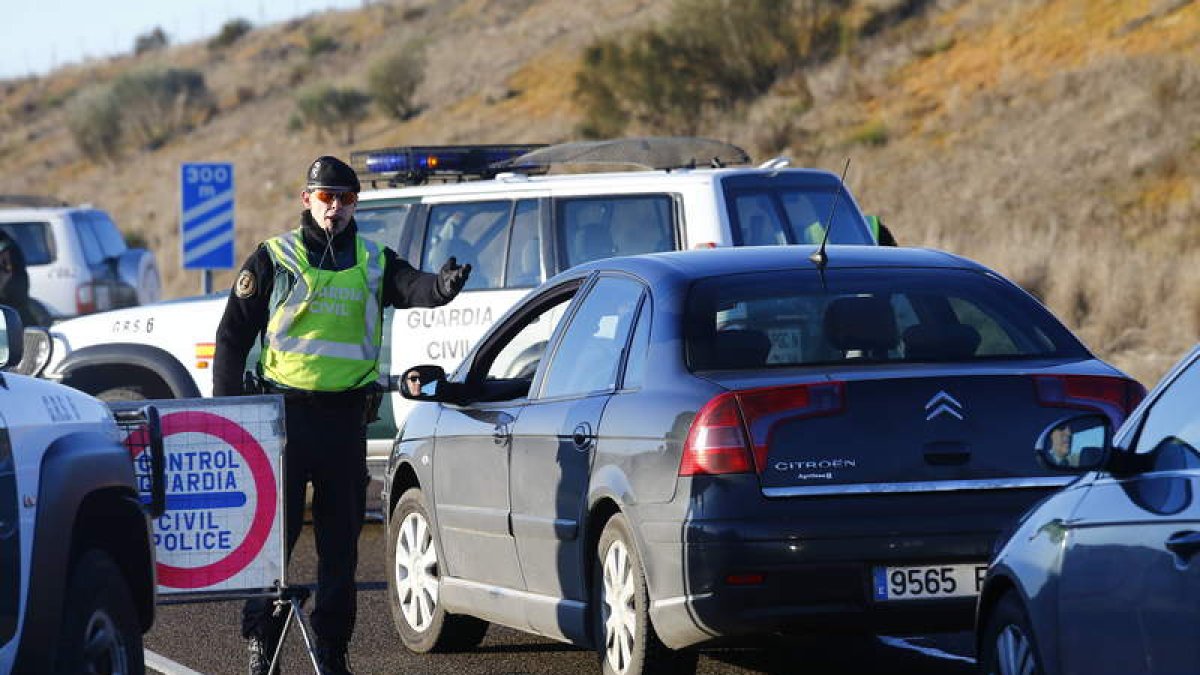 Un agente de la Guardia Civil realiza un control en una de las carreteras de León. RAMIRO