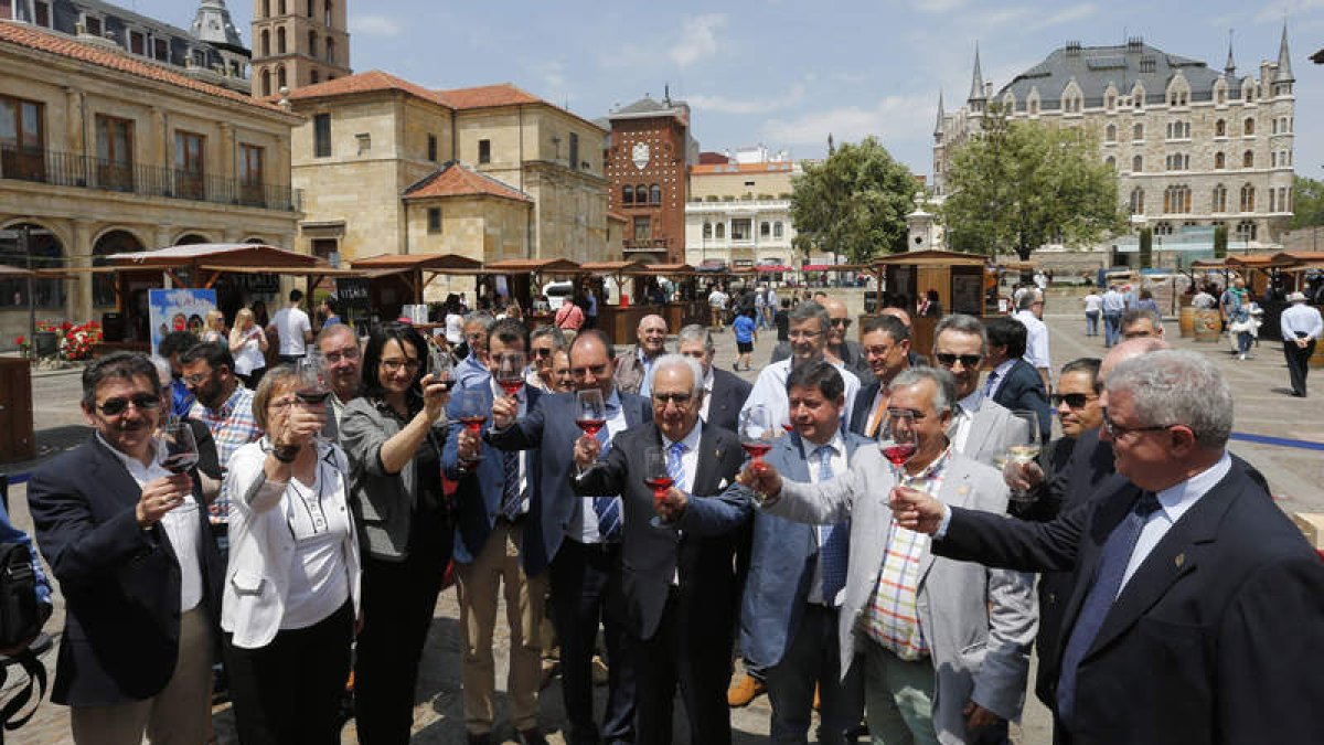 Autoridades y bodegueros brindan en la inauguración de la Feria del Vino Tierra de León.