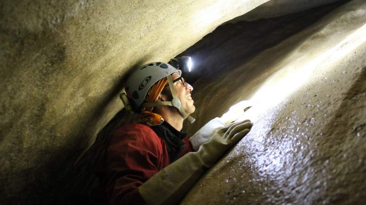 Uno de los miembros del GEM explorando una cavidad cerca de la vega de Liordes.