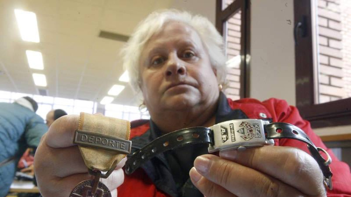 Ascensión Rodríguez Moreno muestra la codecoración de su tío y la pulsera que llevaba en el campo de Mauthausen.