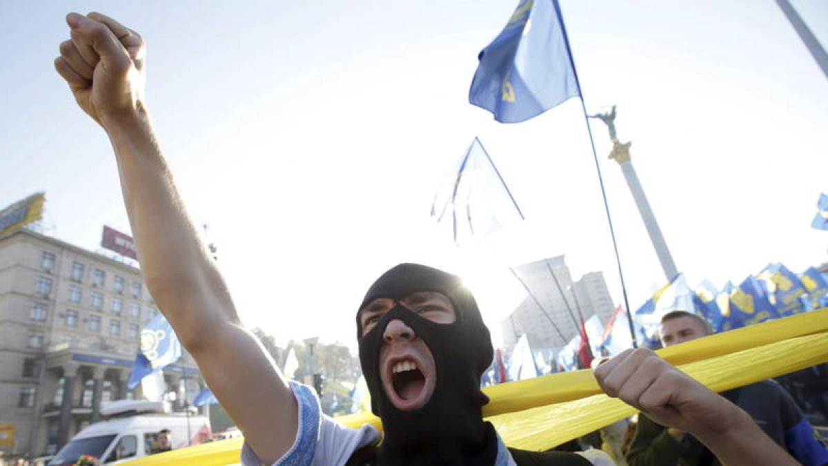 Activistas del partido Svoboda, durante una marcha.