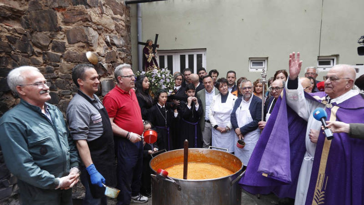 La procesión del Santo Potajero de La Bañeza de Viernes Santo. JESÚS F. SALVADORES