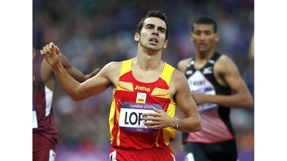 Kevin López cruzando la meta de su semifinal de 800 metros.