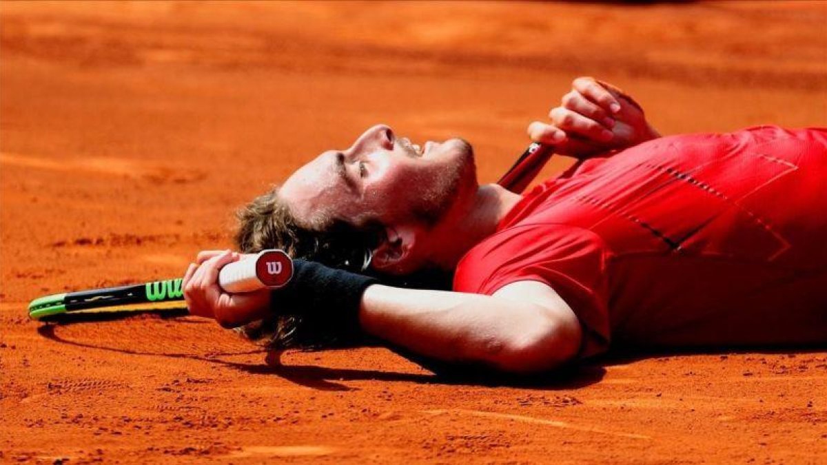 Tsitsipas, tendido en la tierra tras batir a Carreño este sábado.