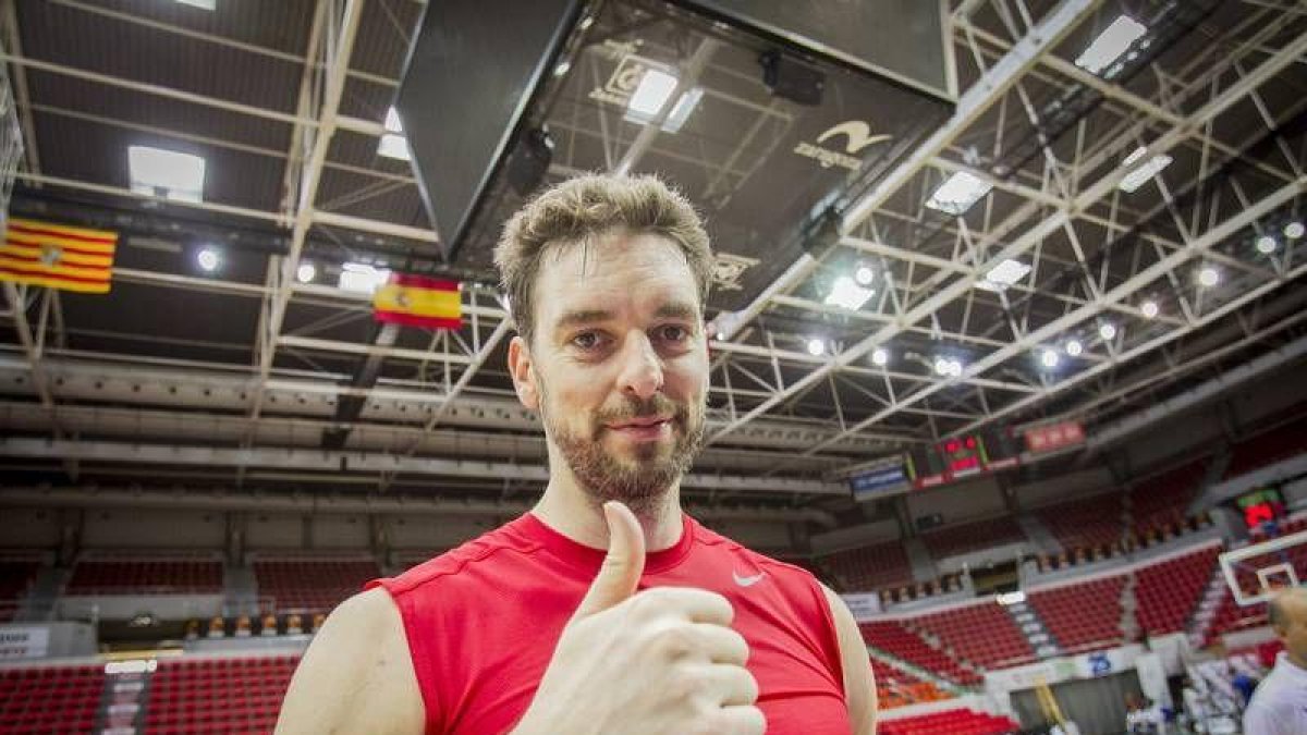 Pau Gasol hace el signo de la victoria tras finalizar el entrenamiento de ayer por la mañana en el Príncipe Felipe