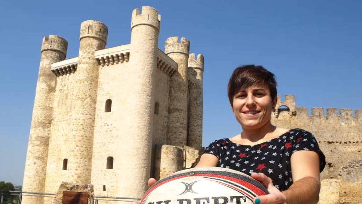 María Casado delante del castillo de Valencia de Don Juan