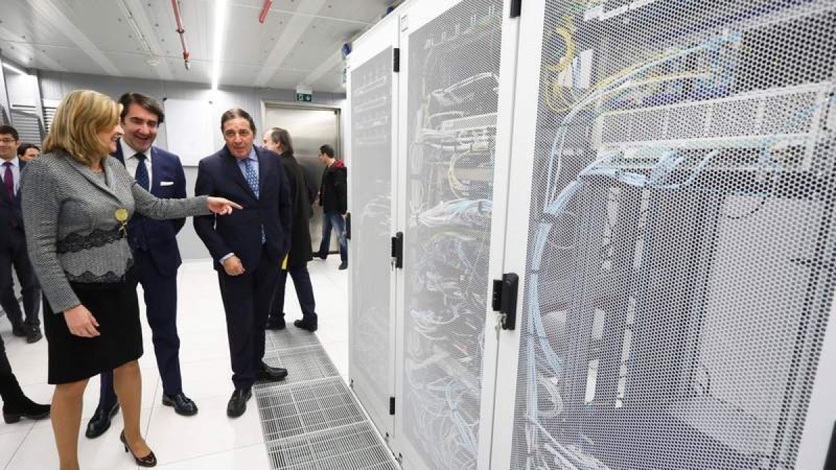 La consejera de Economía, Pilar del Olmo, el de Fomento, Suárez-Quiñones, y el de Sanidad, Sáez Aguado, en el Centro de Datos. R. GARCÍA