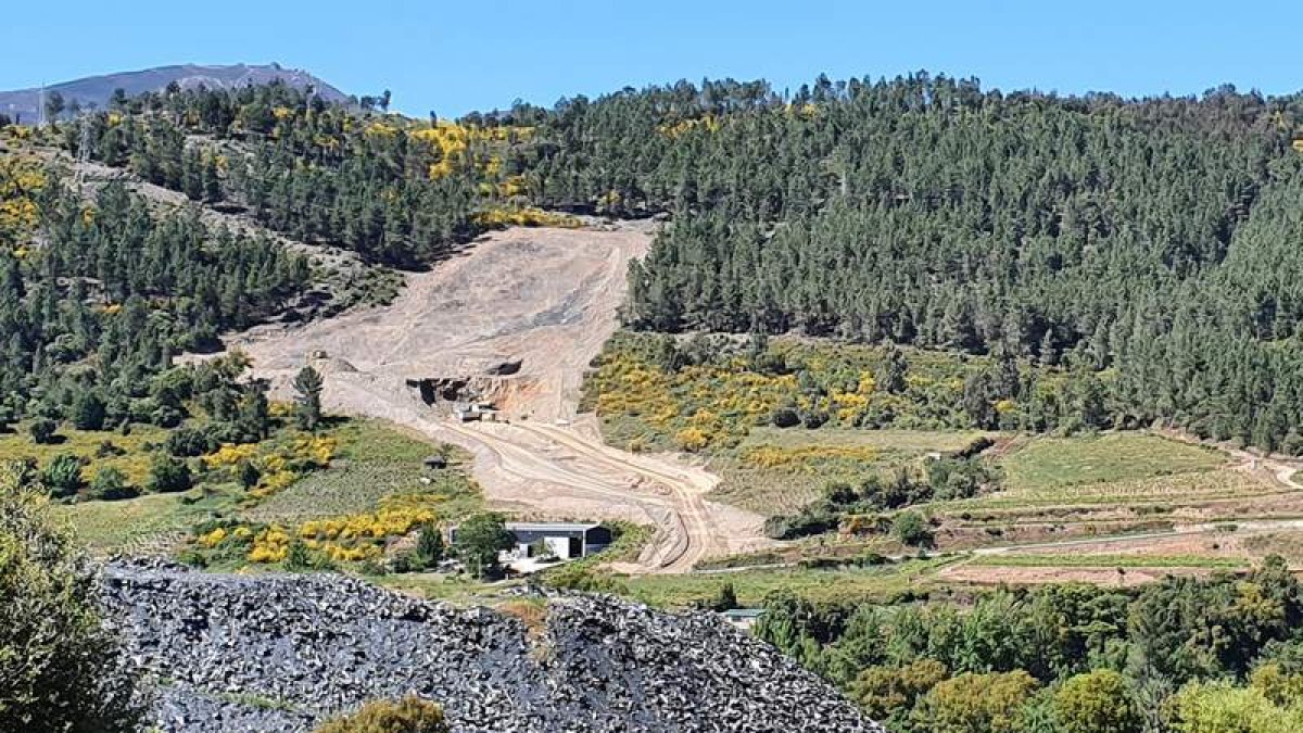 Imagen del pasado miércoles, con las máquinas trabajando a la entrada del futuro túnel. DL