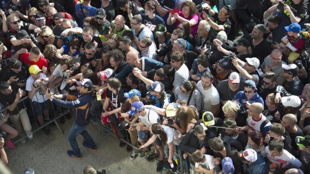 Marc Márquez se hace un selfi con decenas de seguidores en Sachsenring.