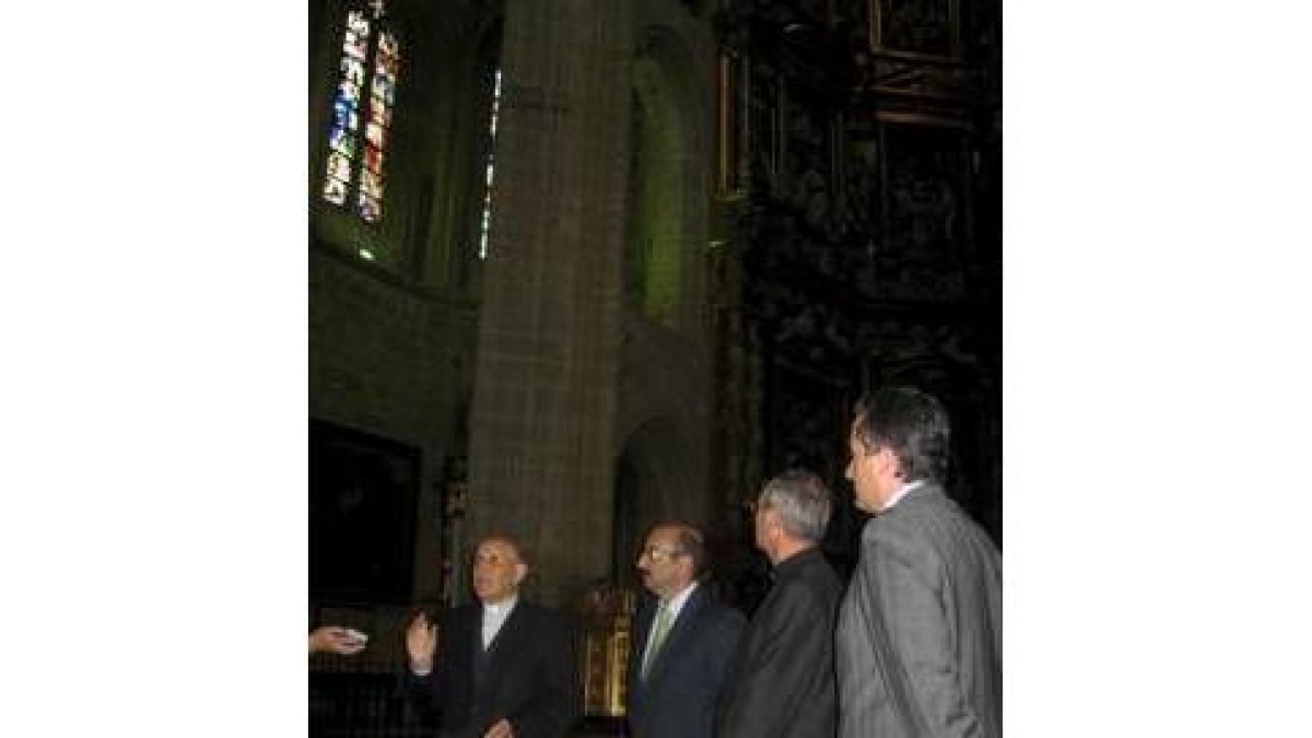 Las autoridades en un momento de la presentación del vitral