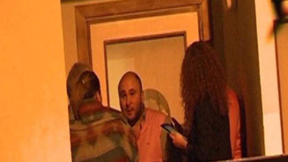 Kiko Rivera, en la foto de la izquierda con unos amigos, e Isabel Pantoja, a la derecha, tras el nacimiento del pequeño.