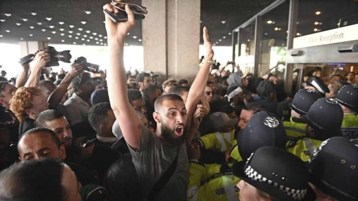 Un grupo de manifestantes irrumpen en el ayuntamiento de Kensington.