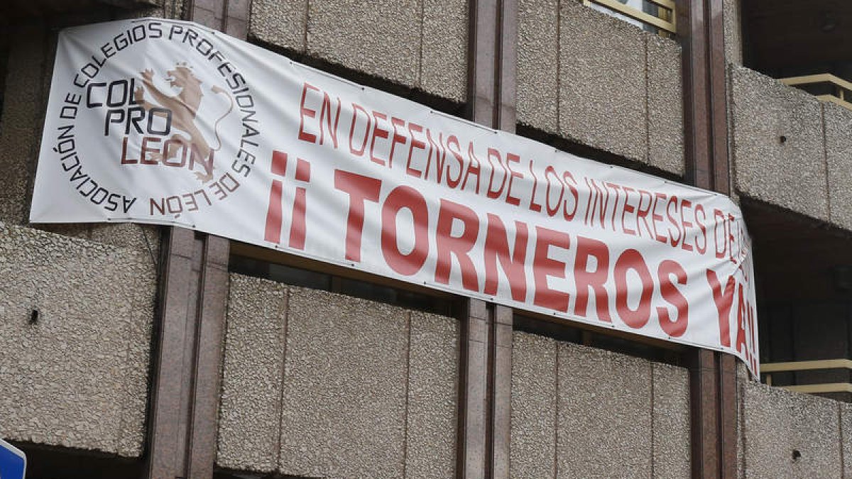 Pancarta por la plataforma logística en una sede de los colegios profesionales. FERNANDO OTERO