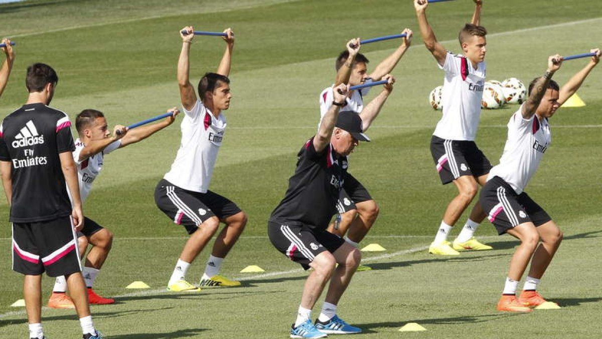 Ancelotti, con gorra, dio ayer descanso a los futbolistas tras el entrenamiento del sábado.