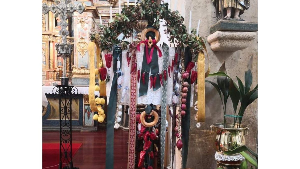 El Ramo de Navidad de Fresno de la Vega es adornado con productos de la huerta y se canta el día de Navidad.