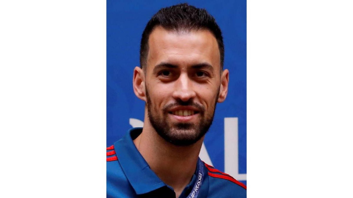 Sergio Busquets y Fernando Hierro comparecieron en rueda de prensa. JAVIER ETXEZARRETA