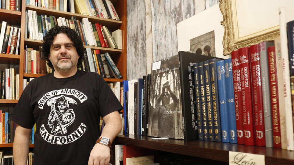 Vieito cuenta con importantes colecciones y libros con León como referente en su tienda en la calle de la Torre. FERNANDO OTERO