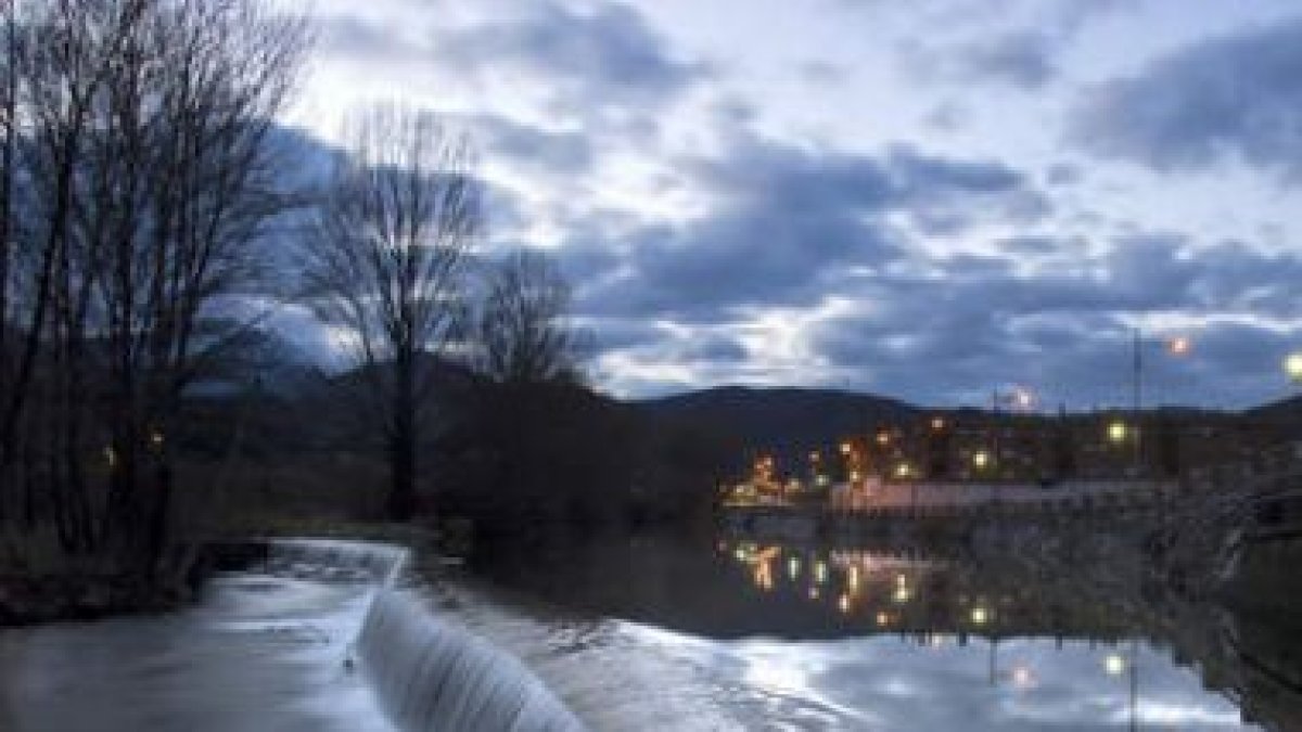 Paisaje de un atardecer en La Pola de Gordón, participante en una muestra del Ayuntamiento.