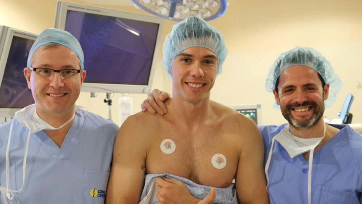 Mikel Aguirrezabalaga con el equipo médico que le intervino en Madrid en la Clínica Cemtro. dl