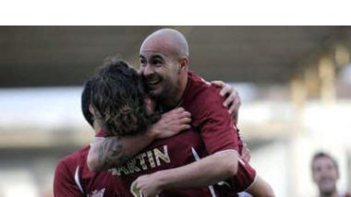 Martín Mantovani, de espaldas, celebra el gol con el que Vergara, de frente, abrió el marcador.