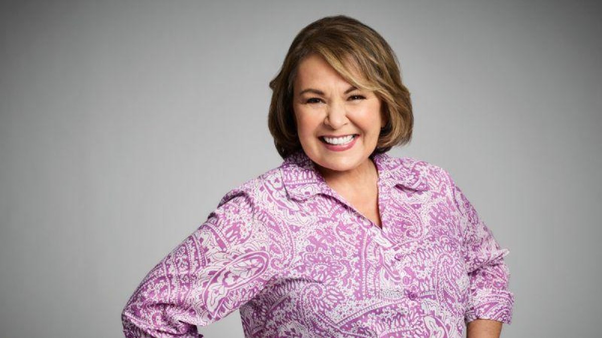 La actriz Roseanne Barr, en una imagen promocional de la nueva etapa de la telecomedia Roseanne.