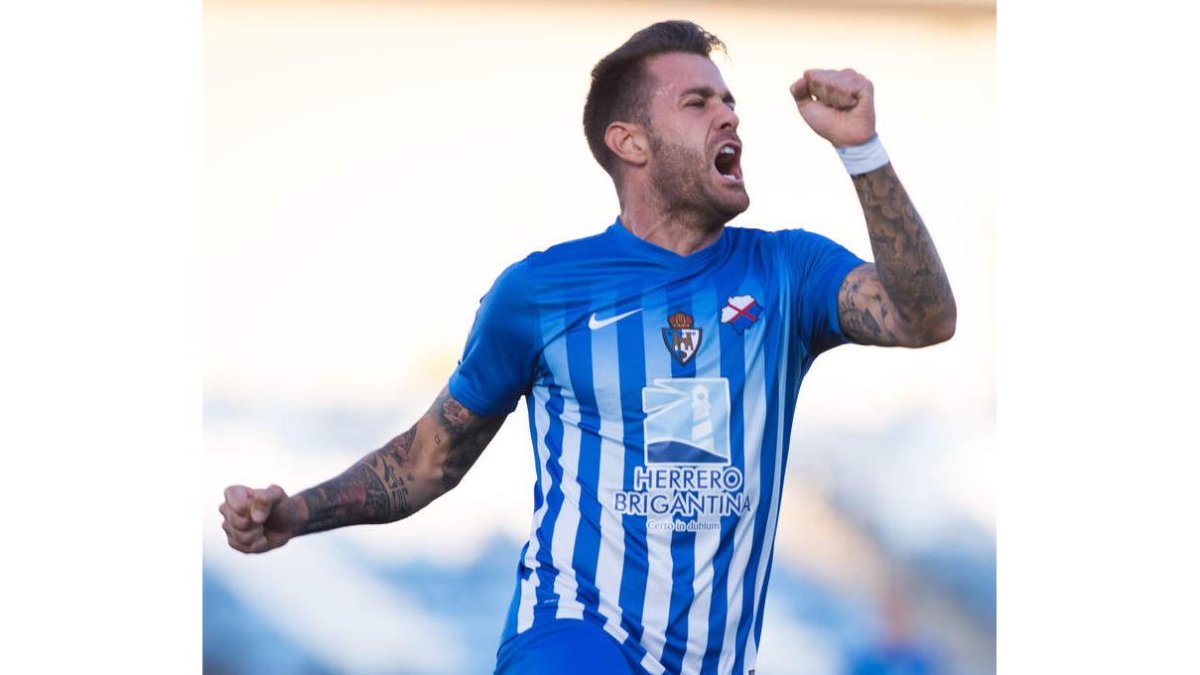 Jon García fue titular en el partido ante el Burgos CF. ANA F. BARREDO