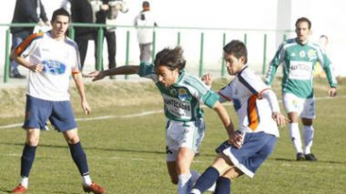 Busto, autor del primer gol, intenta esquivar a un defensor.