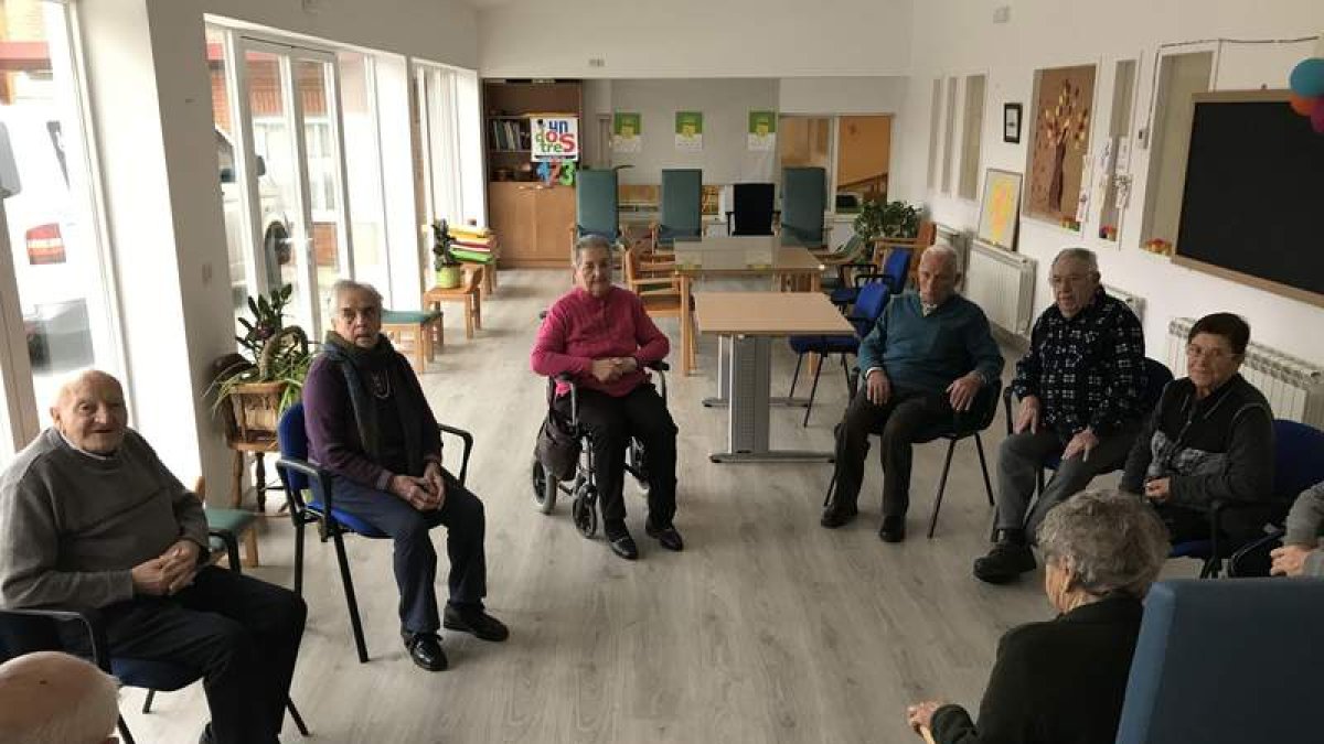 Los usuarios comienzan con las actividades en el centro de día de AFA Astorga. A. VALENCIA