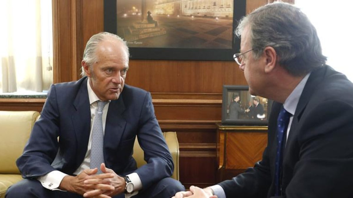 El alcalde de León, Antonio Silván Rodríguez, y el presidente de ADIF, Gonzalo Ferré, mantienen una reunión sobre Feve