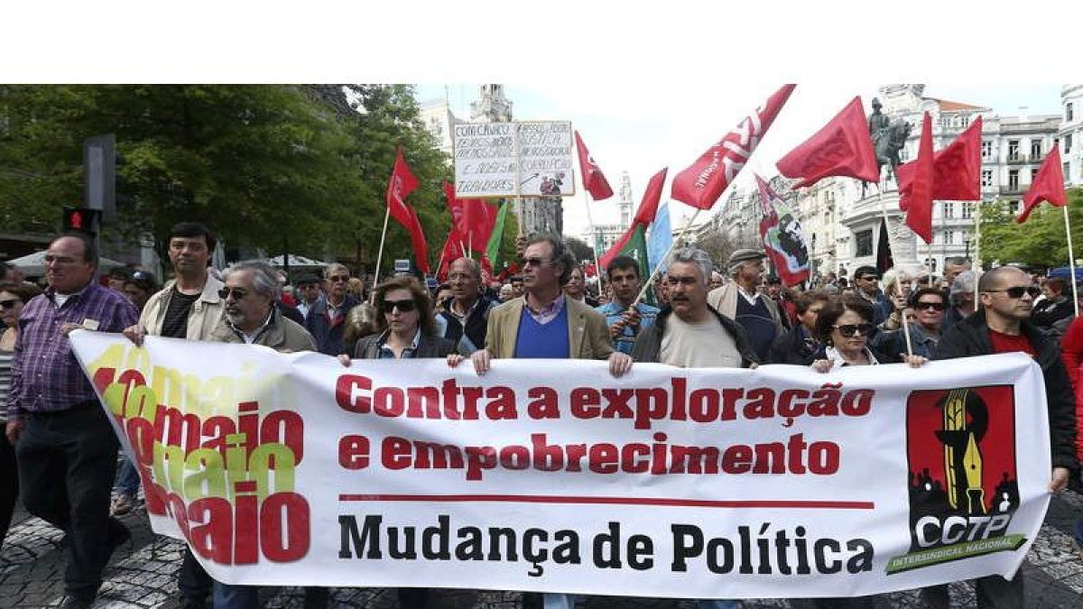 El presidente del sindicato CGTP-IN, Joao Torres, encabeza la manifestación en Lisboa.