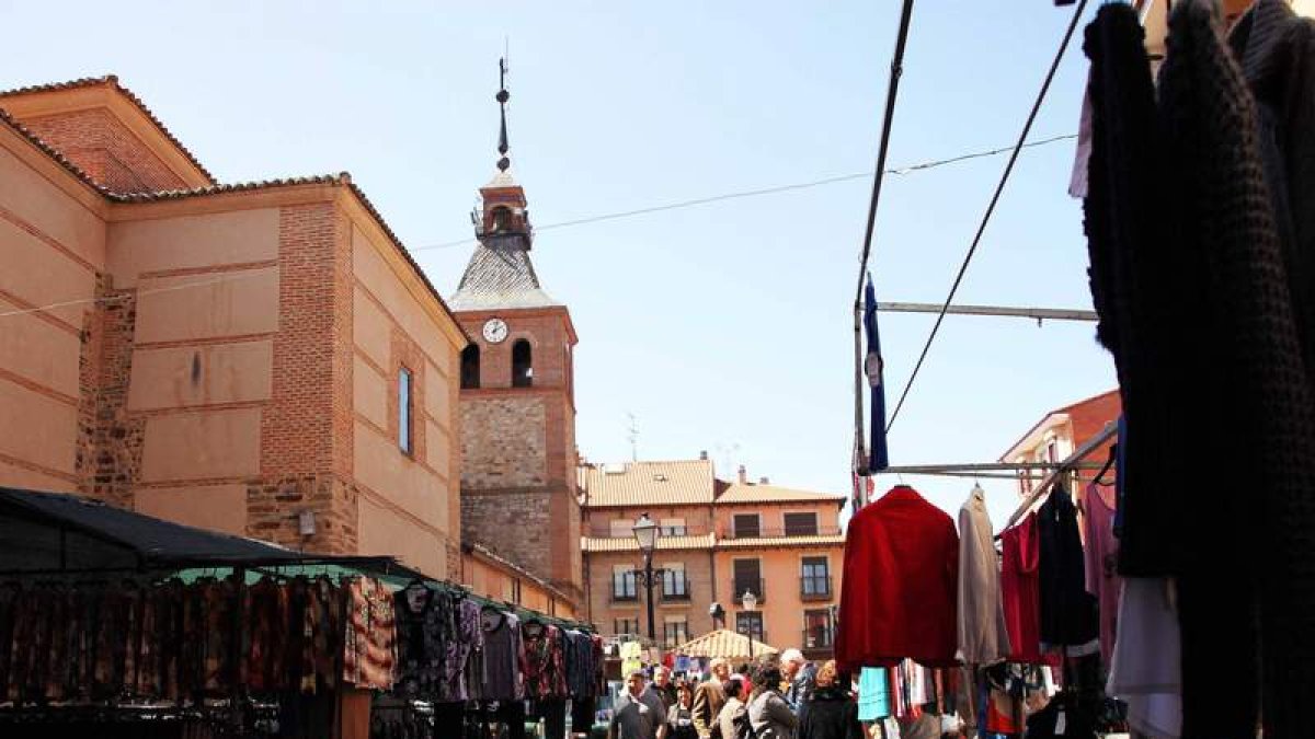 Plaza Mayor rodeada por los mercaderes . DL