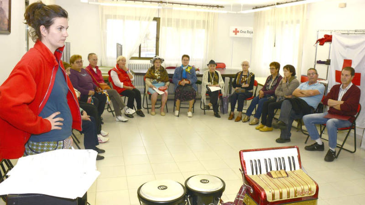Cruz Roja puso en marcha talleres de musicoterapia en Sahagún dirigidos a las personas mayores. ACACIO