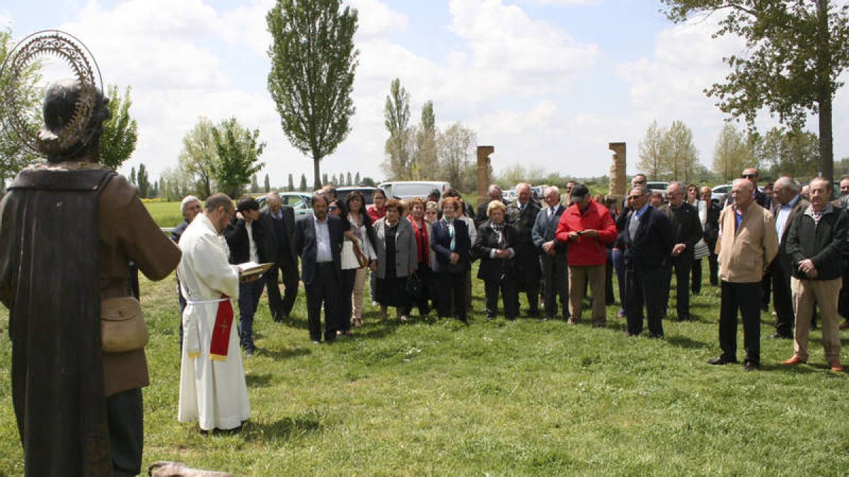 Tras el responso, el santo fue procesionado por la pradera. ACACIO