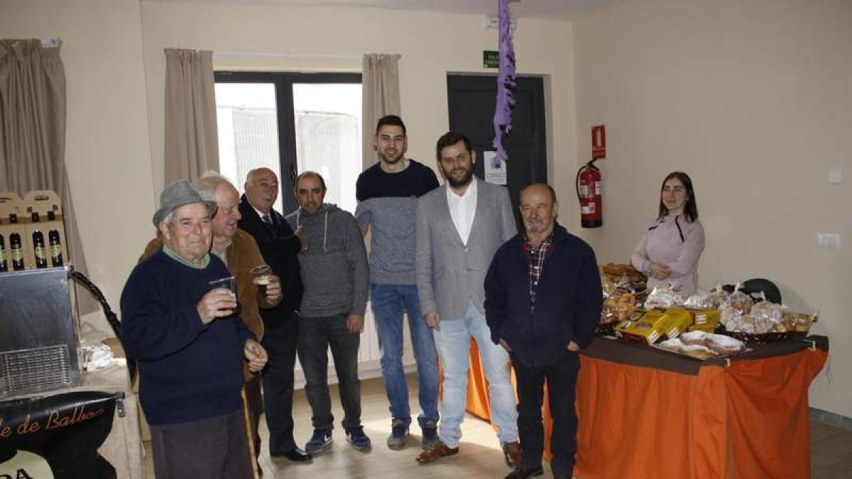 Autoridades municipales junto a uno de los stands de una empresa local. CAMPOS