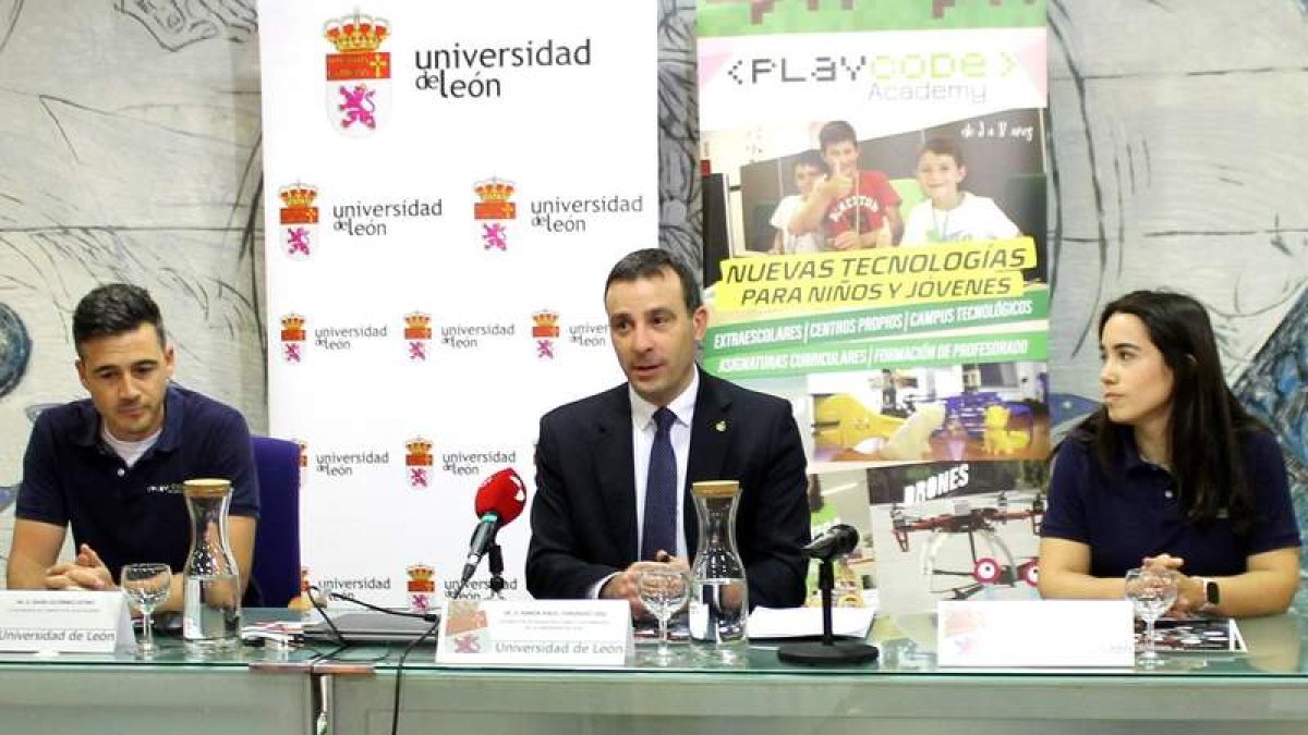El vicerrector Ramón Ángel Fernández, entre David Gutiérrez Getino y Sándra Méndez. DL