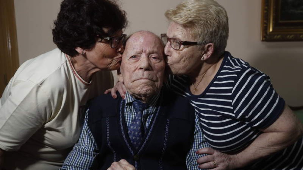 Saturnino de la Fuente, en febrero de 2020, con dos de sus hijas. JESÚS F. SALVADORES