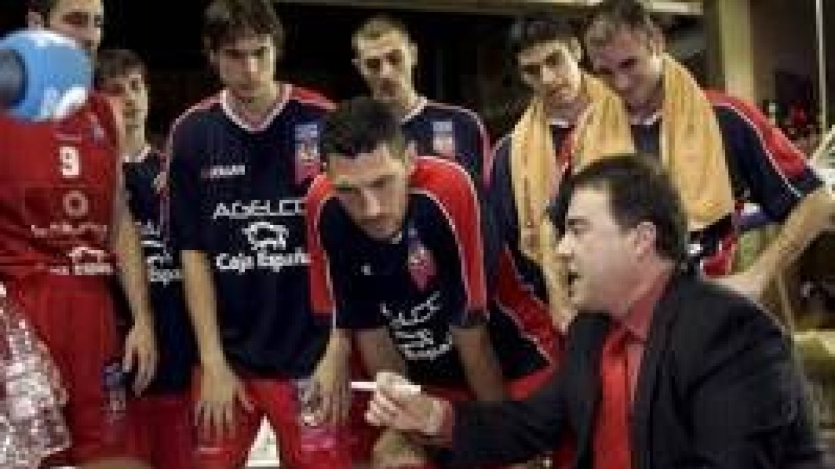 El entrenador Gustavo Aranzana dialoga con sus jugadores durante un tiempo muerto de un partido