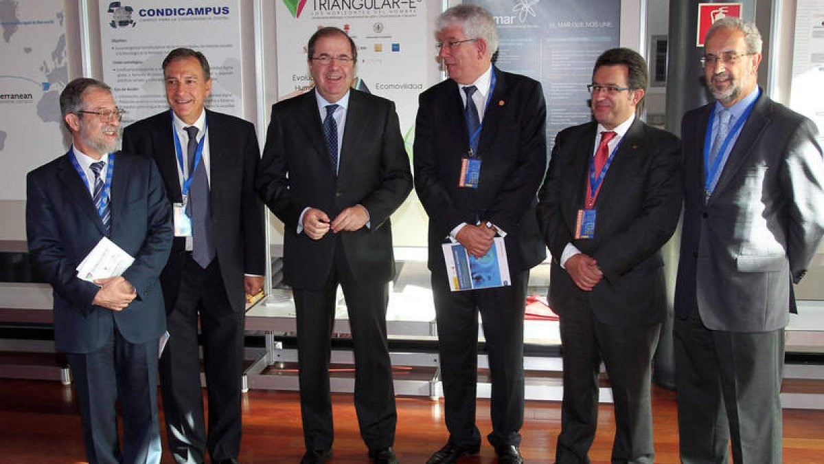 La delegación de Castilla y León encabezada por Herrera, ayer en Madrid.