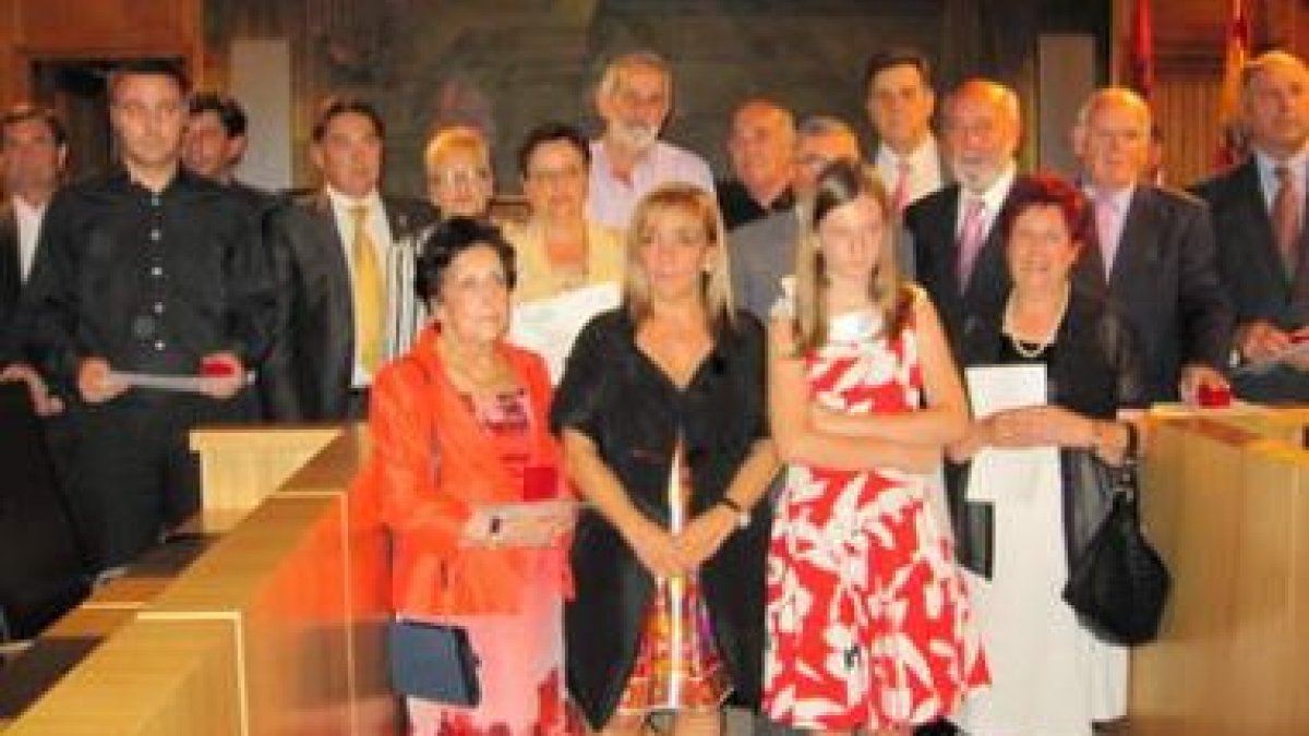Carrasco y algunos diputados posan junto a los homenajeados.