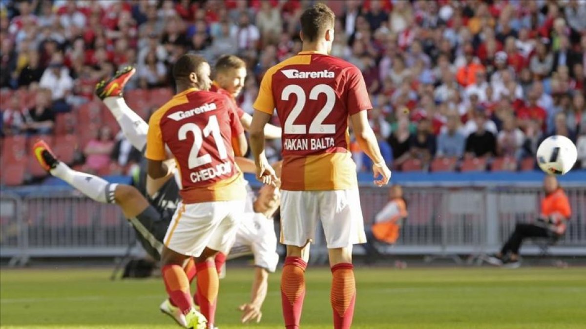 Ibrahimovic remata de volea en la acción de su primer gol con el United.