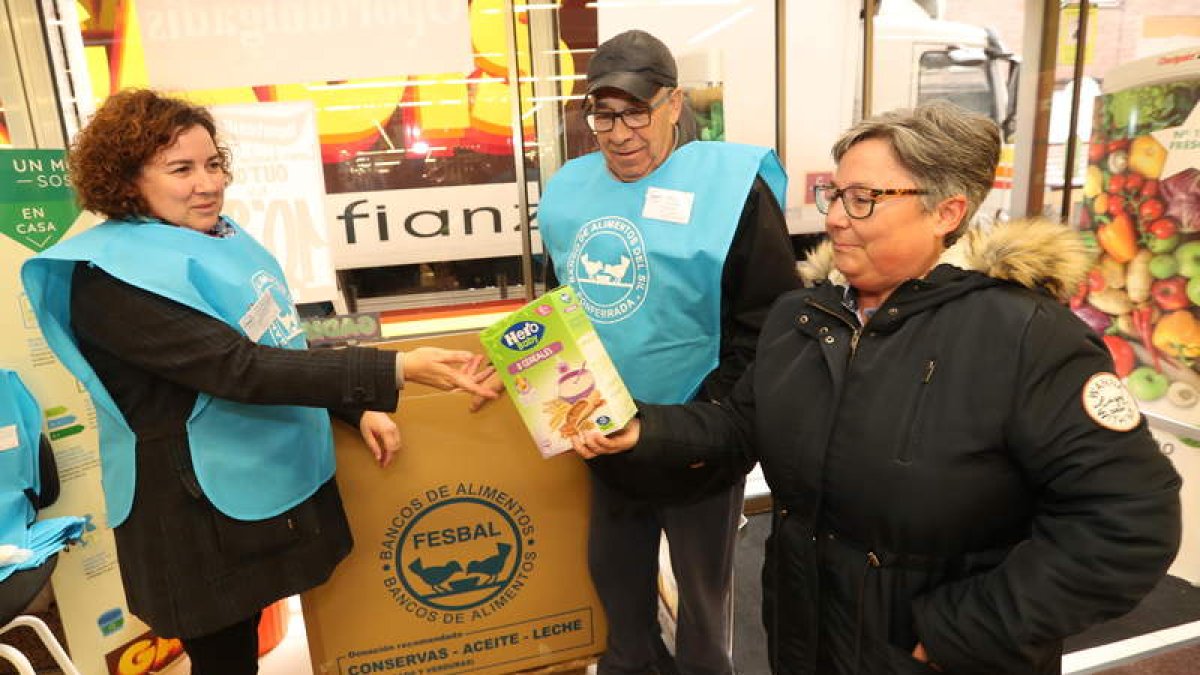 Voluntarios del Banco de Alimentos, ayer frente a un supermercado Gadis. L. DE LA MATA