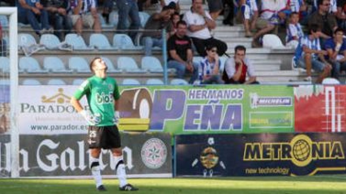 El portero de la Deportiva se lamenta de uno de los cinco goles que recibió ayer.