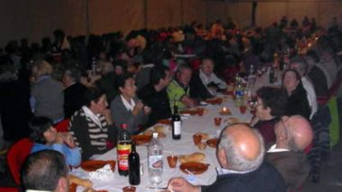 La popular borregada contó con más de 300 personas.
