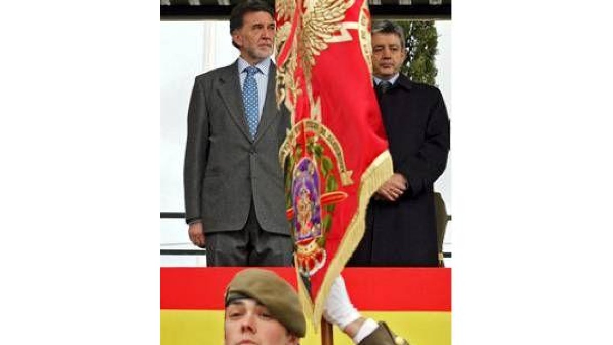 Once salvas sirvieron para recibir, con honores de ordenanza, al general jefe del Maca, Tomás Rivera