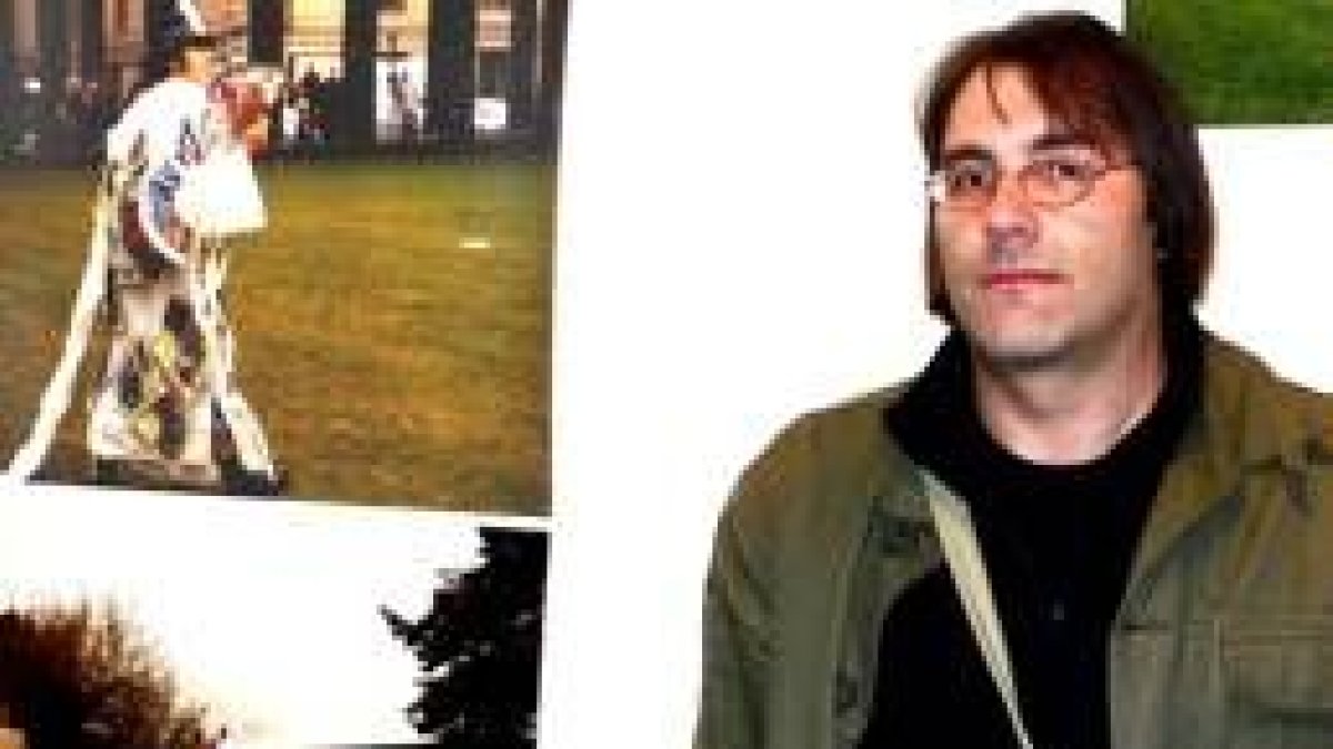 Jannis Markopoulos, junto a una de las imágenes expuestas