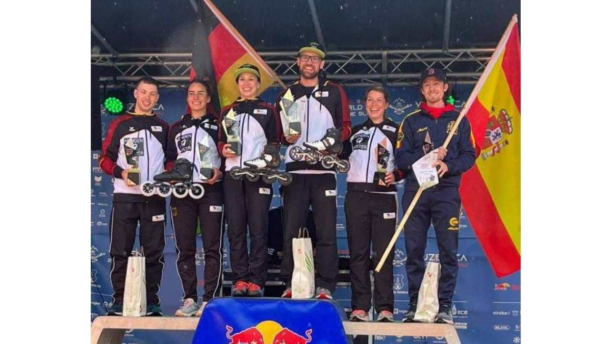 David Alaiz, primero por la derecha, con la bandera de España. DL