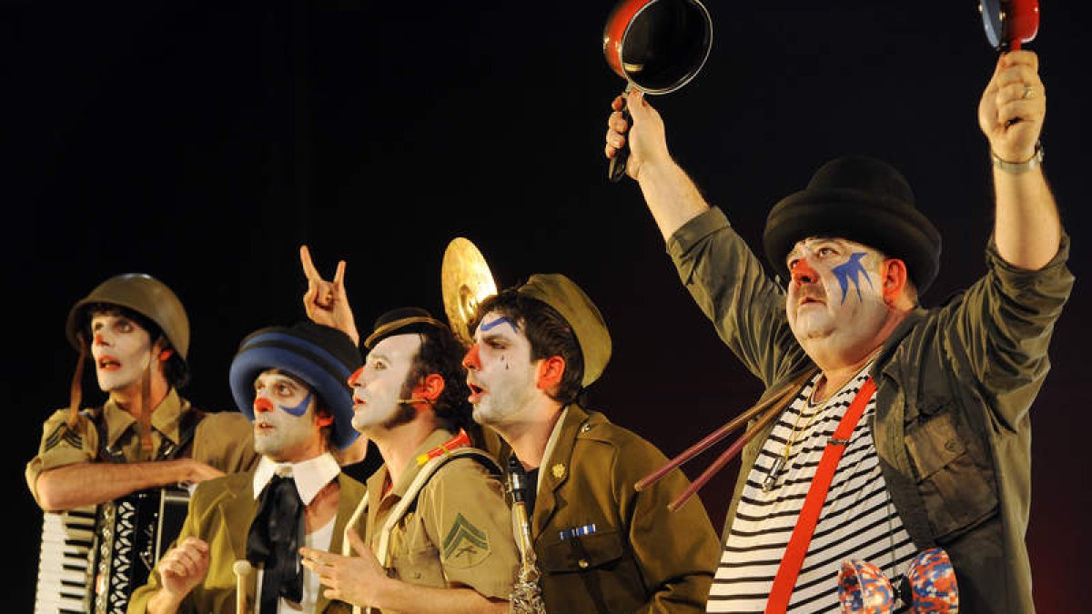 El coro griego se convierte en este montaje en un grupo de surrealistas bufones y payasos de circo cargados de humor ácido.