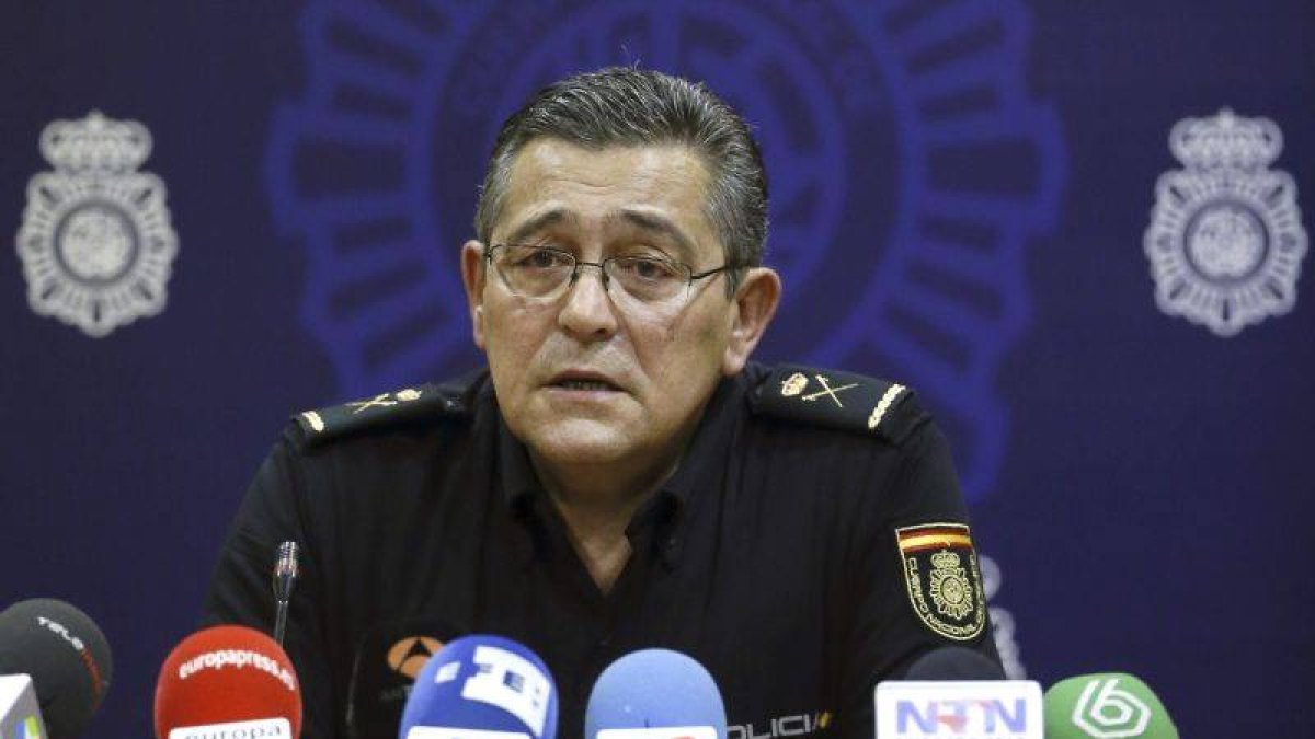 El jefe superior de Policía, Alfonso José Fernández Díez, durante la rueda de prensa ofrecida esta tarde.